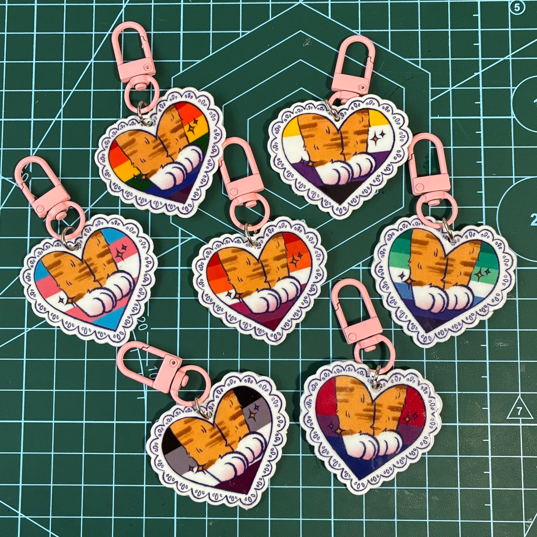 llaveros patitas pride!